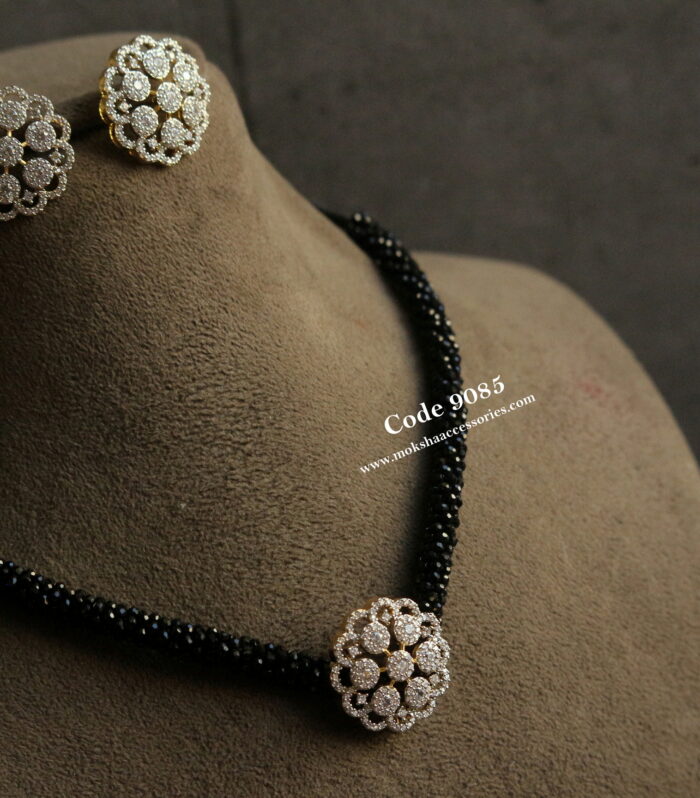 Beaded thread necklace with diamond alike pendant set