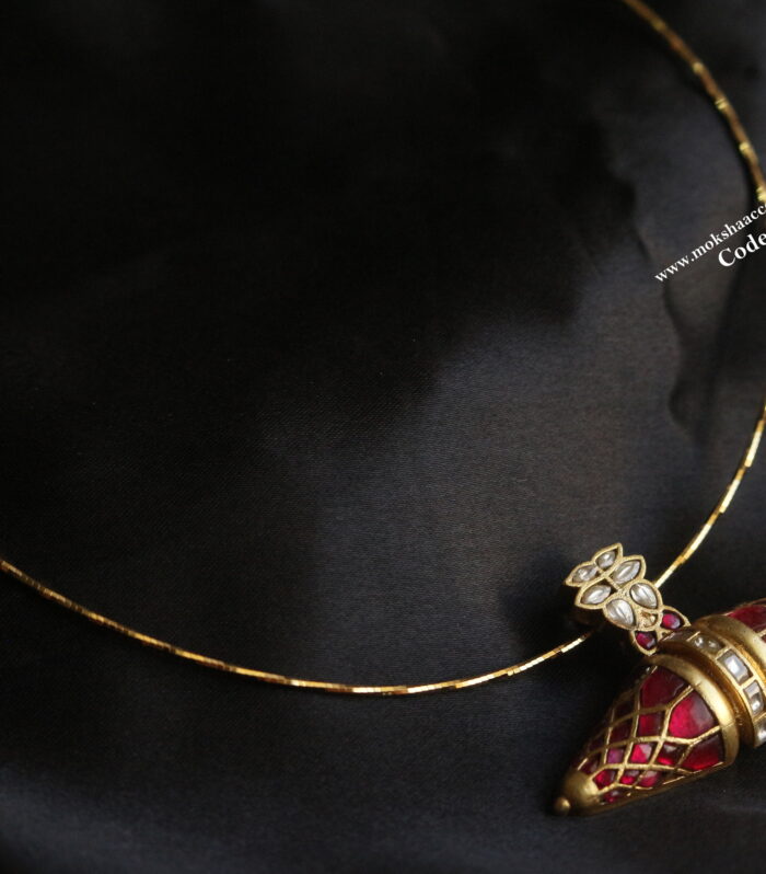 Jadaukundan pendant with gold hasli