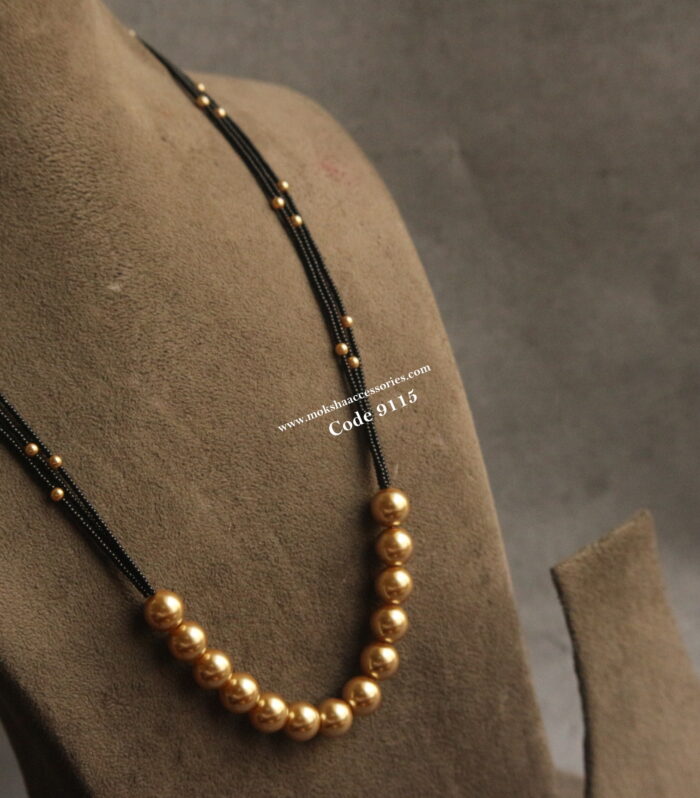 Sarvoski pearls with black beads mala
