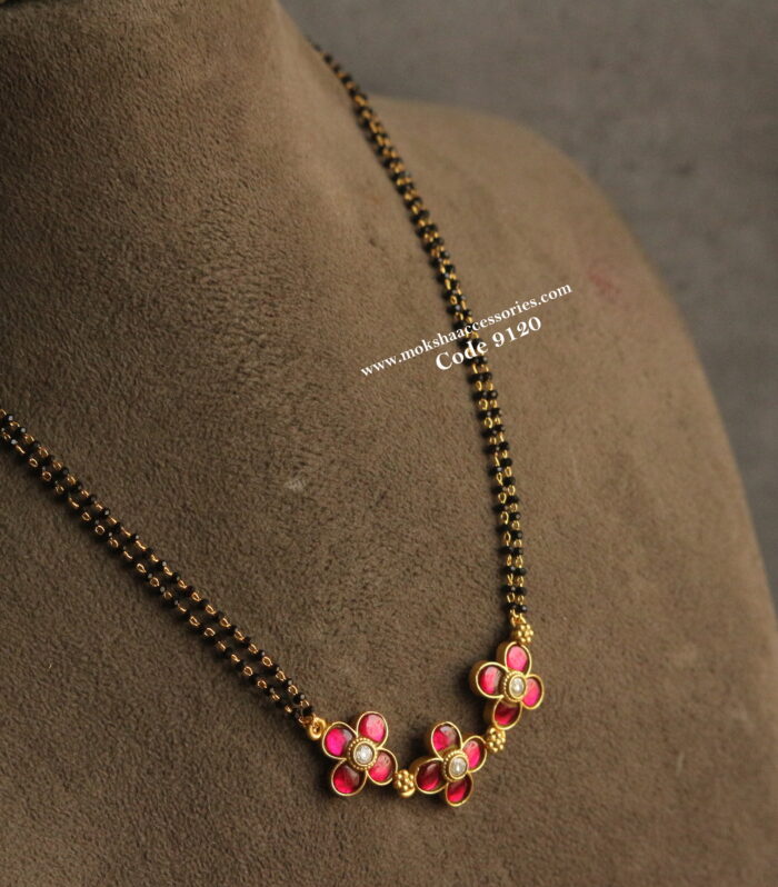 Jaduakundan pendant with black beads