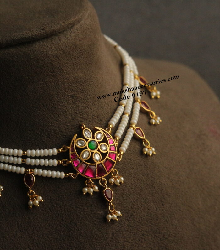Jadaukundan pendant with pearls