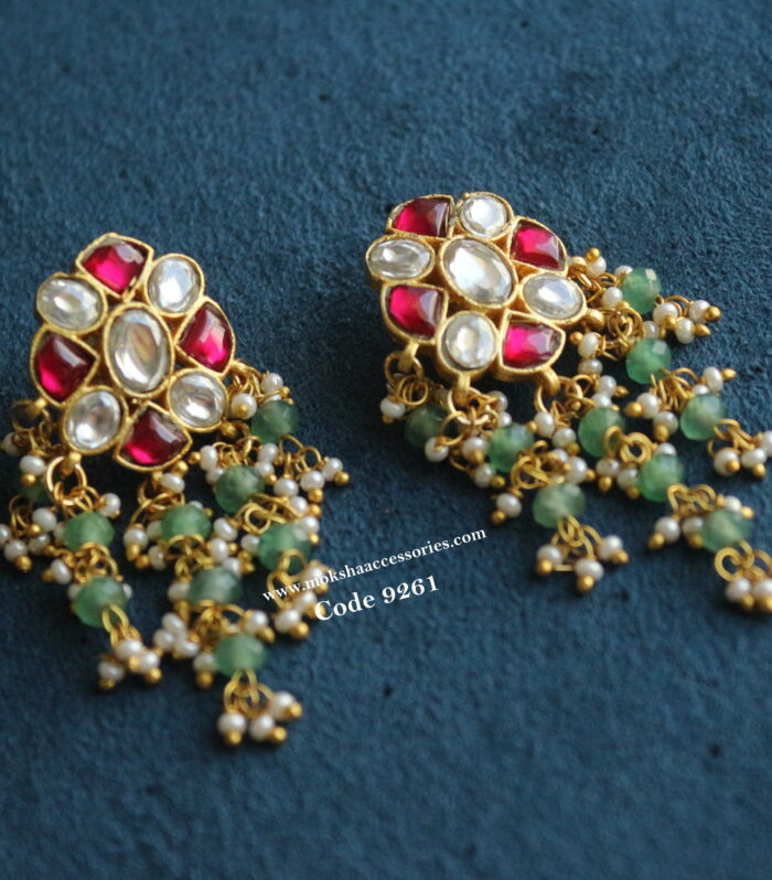 Jadaukundan earrings with emerald drops