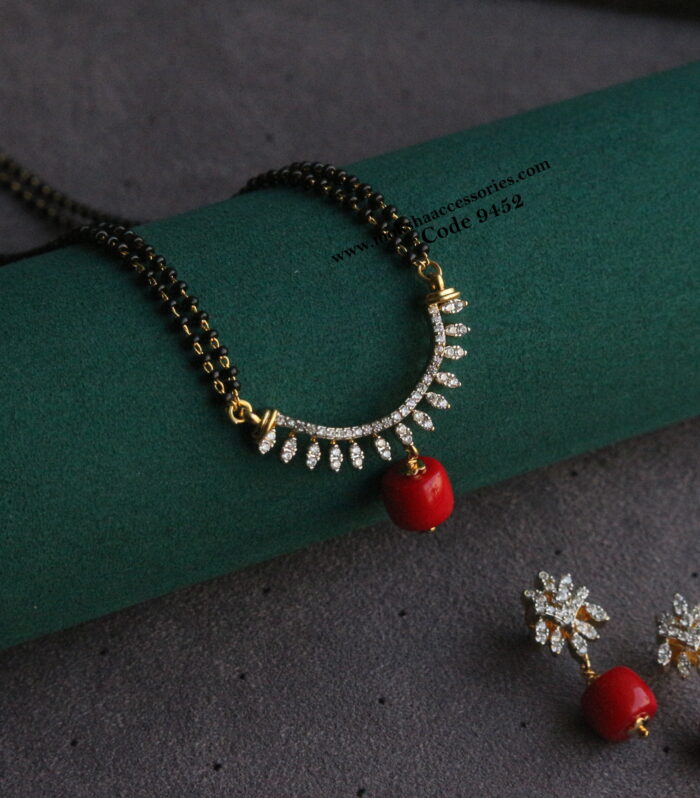 Diamond alike pendant set with black beads