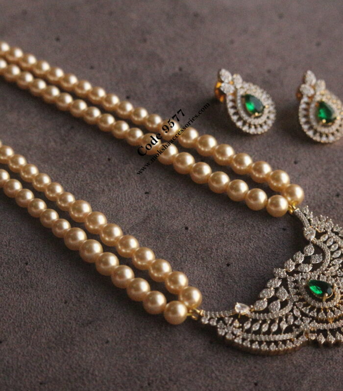 Diamond alike pendant set with sarvoski pearls