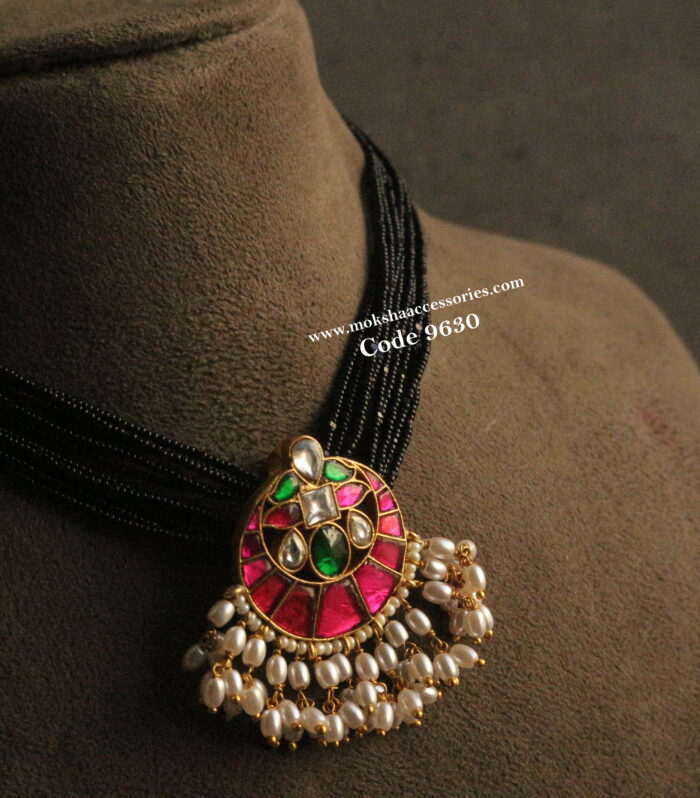 Jadaukundan pendant with rice pearls and black beads