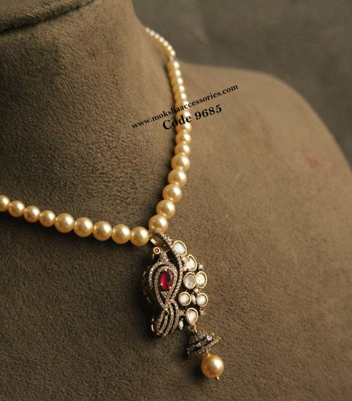 Mozonite stone pendant with sarvoski pearl choker