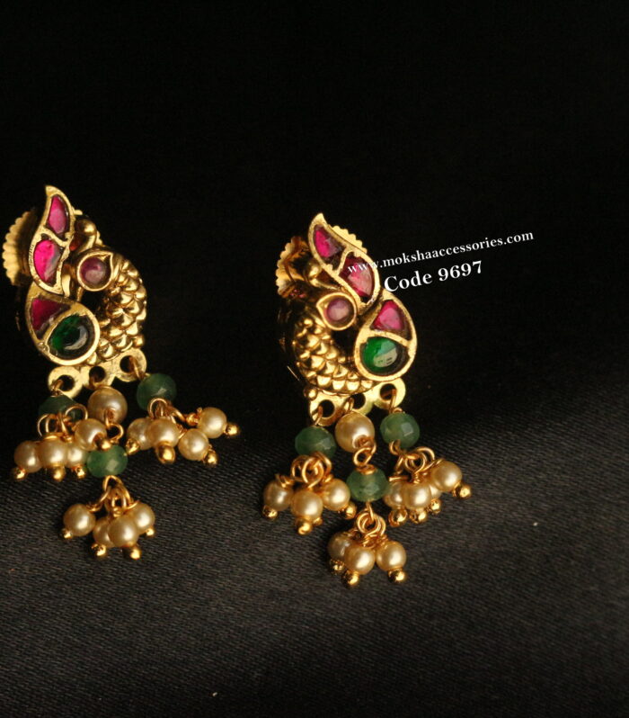 Jadaukundan studs with pearl and emerald drops