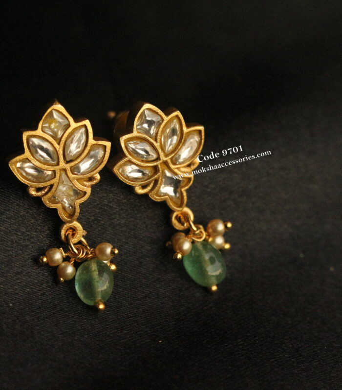 Jadaukundan studs with pearl and emerald drops