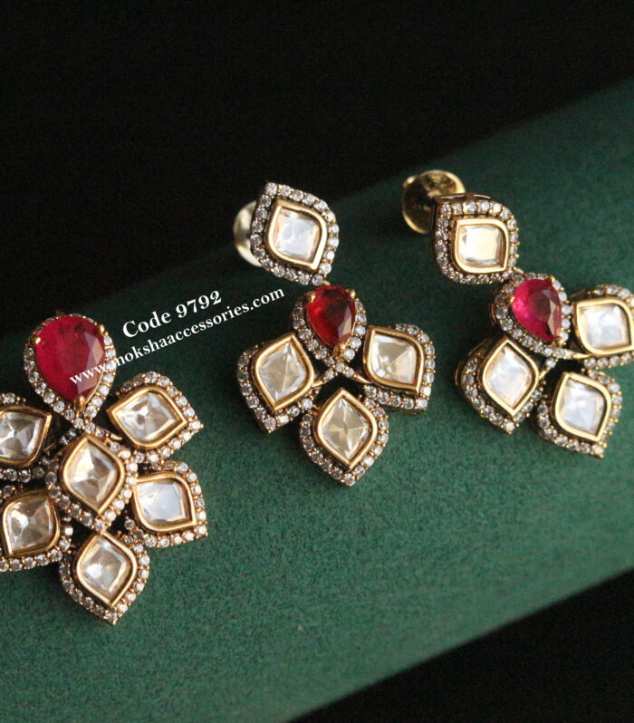 Mozonite stone pendant set