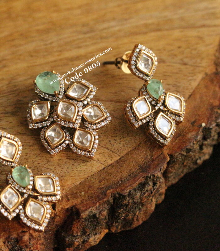 Mozonite stone pendant set