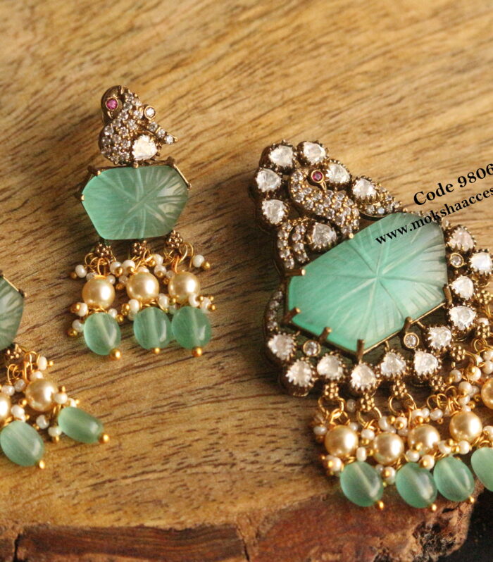Carving mozonite stone pendant set