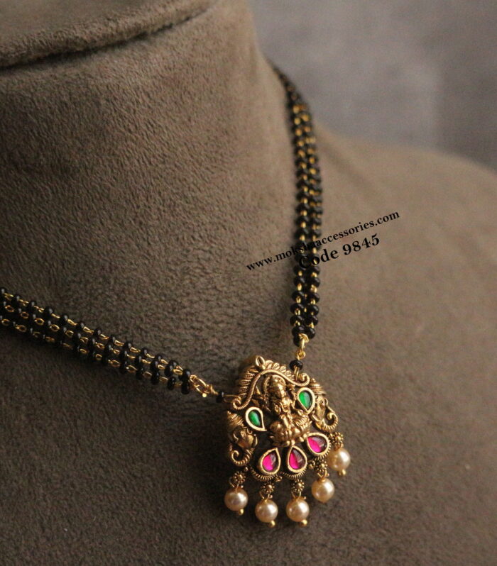 Black beads choker with jadaukundan pendant