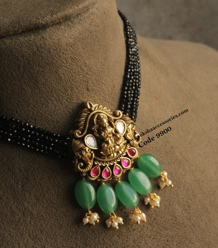 Jadaukundan pendant with black beads choker