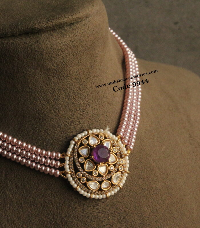 Mozonite stone pendant with shell pearls choker