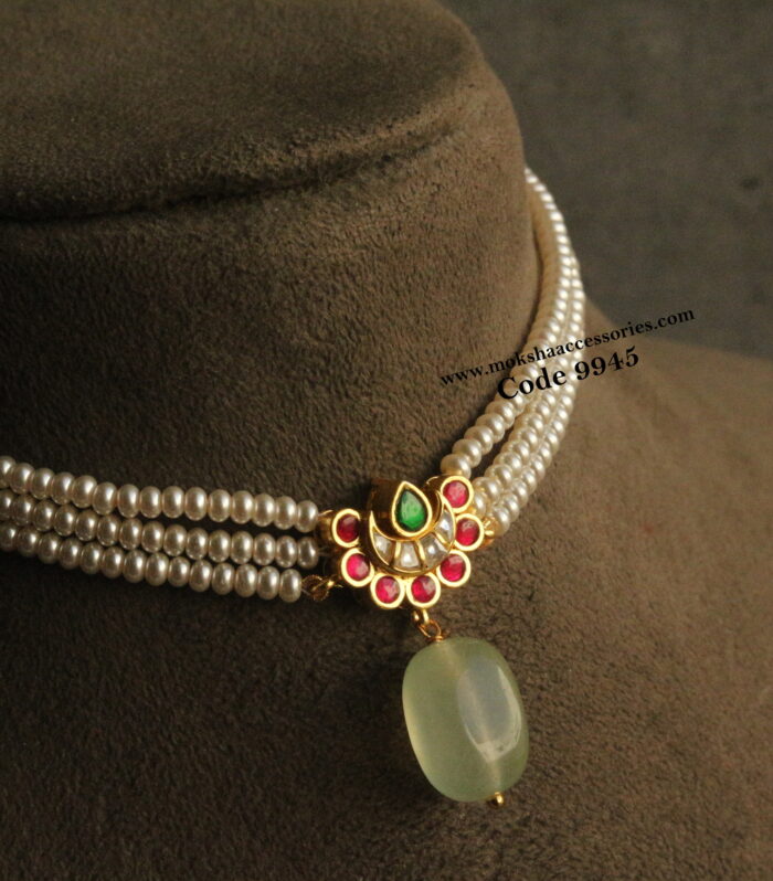 Jadaukundan pendant with shell pearl choker