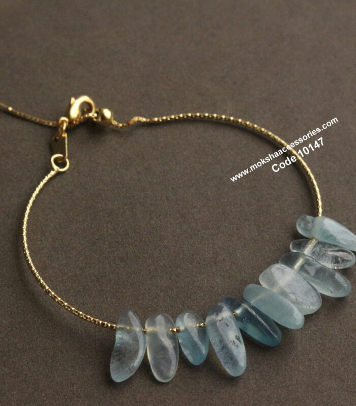 Adjustable bracelet with natural beads