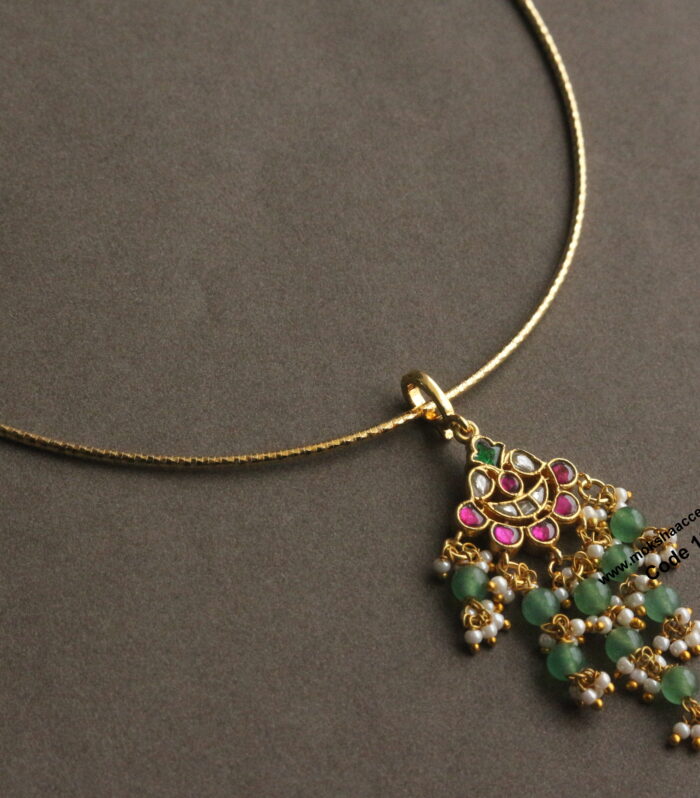 Jadaukundan pendant with gold hasli.