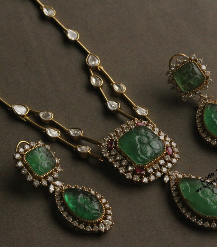 Mozonite and emerald carving stone neckset