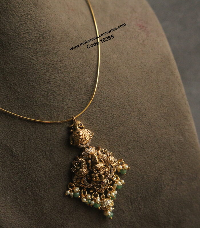 Gold hasli with nakshi pendant