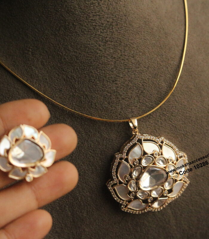 Gold hasli with shell pearl pendant set