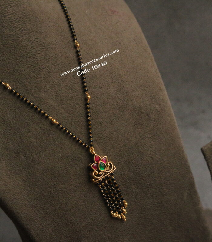 Jadaukundan pendant with black beads and gold balls