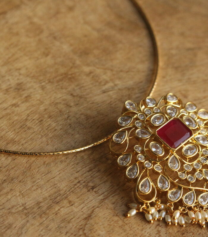 Gold hasli with kundan pendant