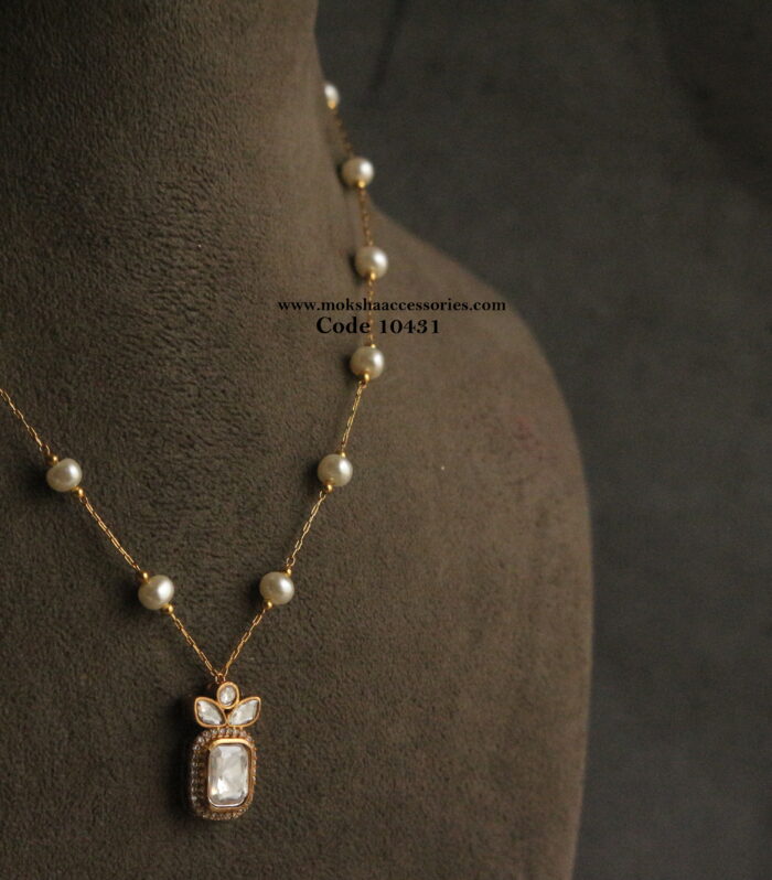 Mozonite stone pendant with gold and pearl chain