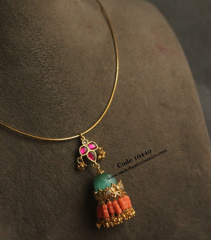 Gold hasli with glass jhumki jadaukundan pendant