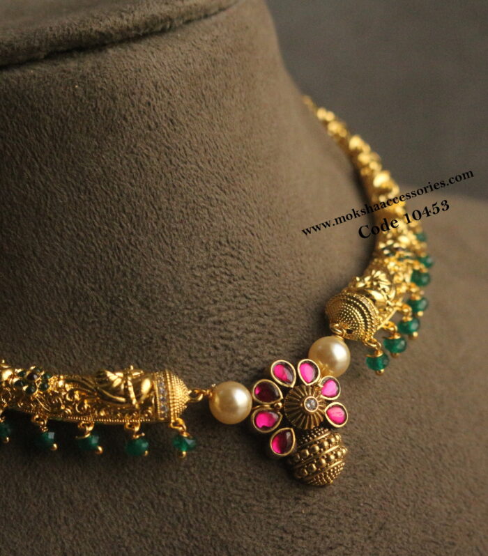 Gold halsi with jadaukundan pendant