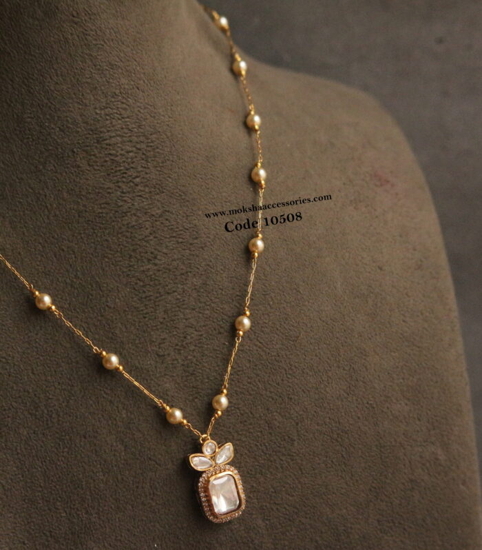 Mozonite stone pendant with sarvoski pearl chain