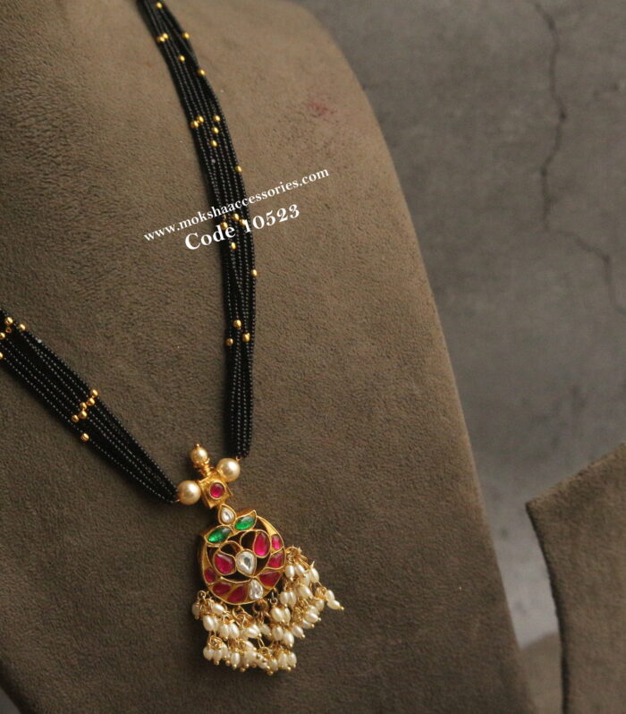 Jadaukundan pendant with black beads and gold balls