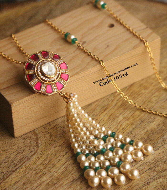Jadaukundan pendant with sarvoski pearls and gold chain