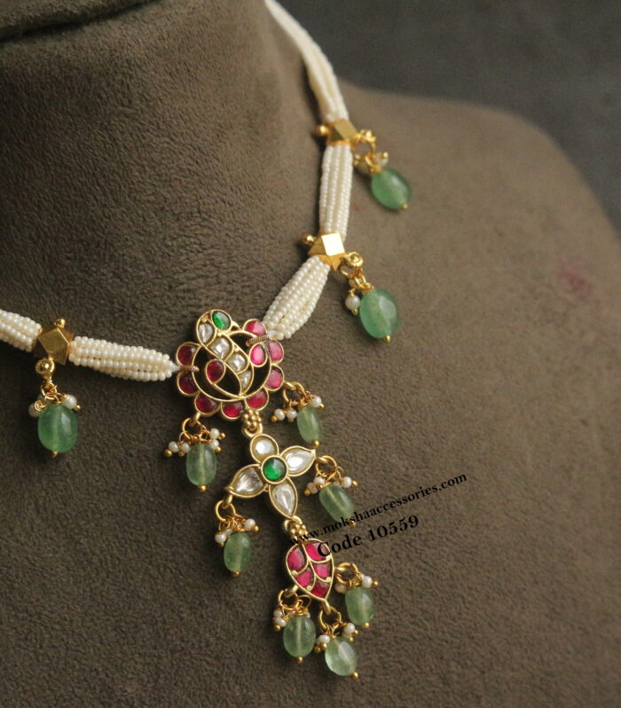 Jadaukundan pendant with pearls and emeralds
