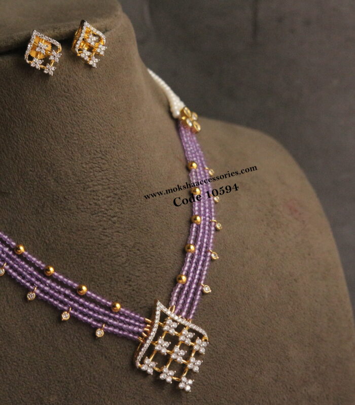 Diamond alike pendant with sugar beads and pearls
