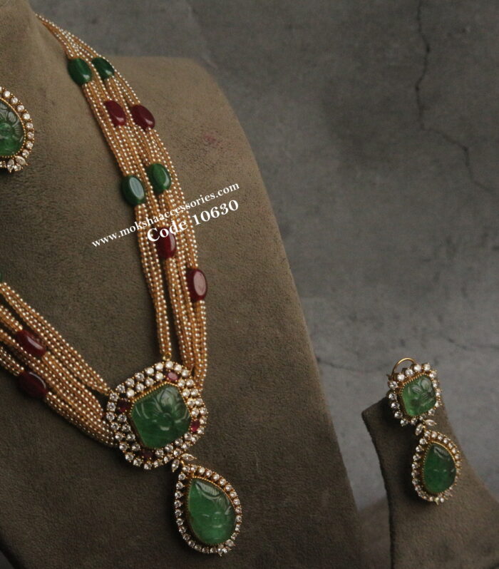 Carving emerald stone pendant set with onyx beads