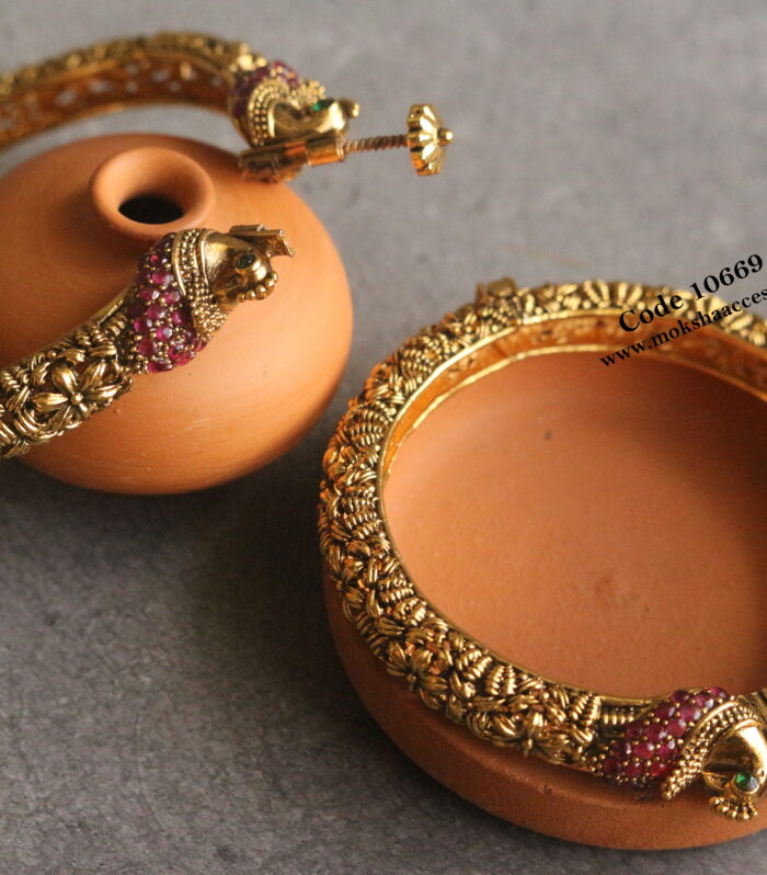 Nakshi kadas set of 2 (Available in 2.4 - 1)