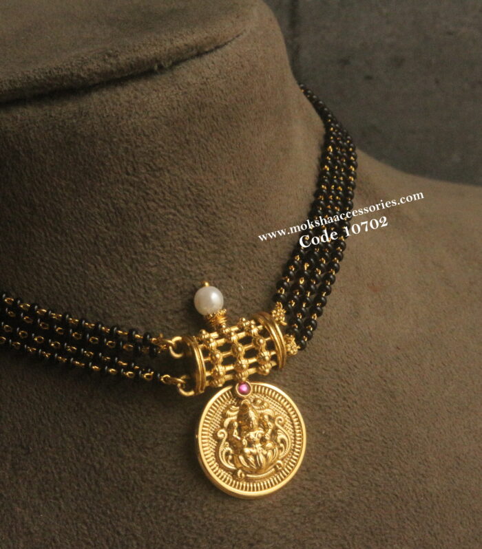 Kasu pendant with black beads choker
