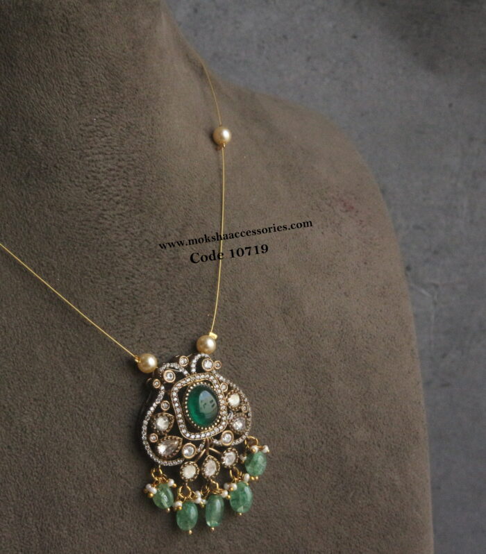 Victorian pendant with invisible chain