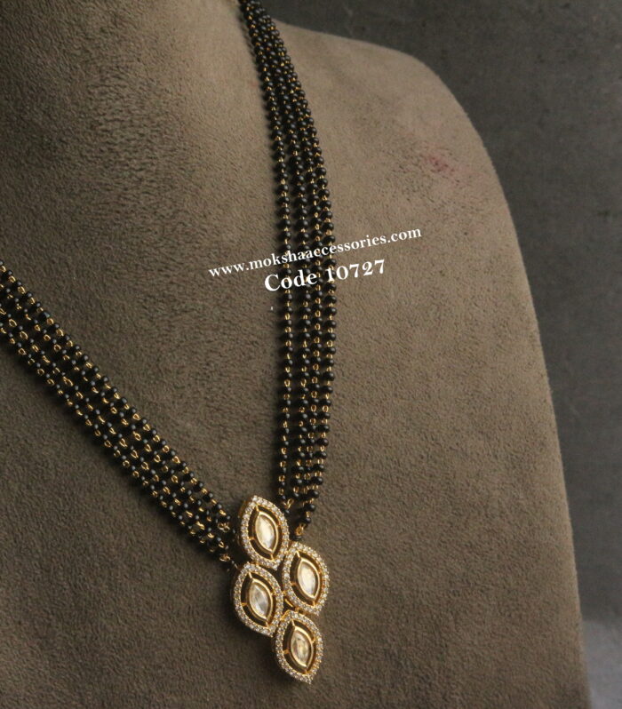 Kundan pendant with black beads