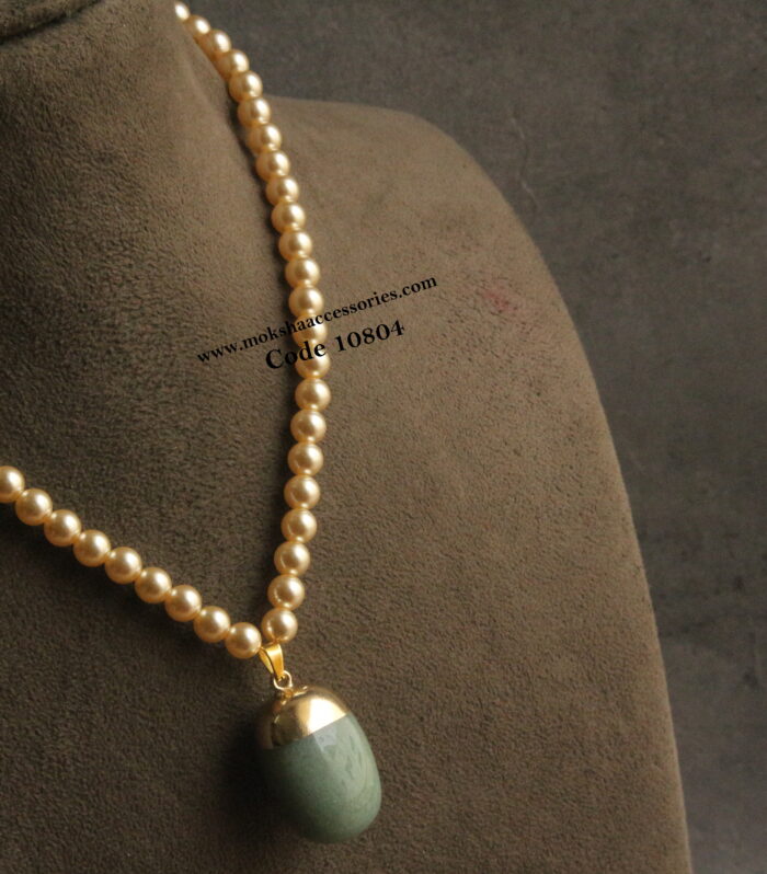 Natural agates pendant with sarvoski pearls