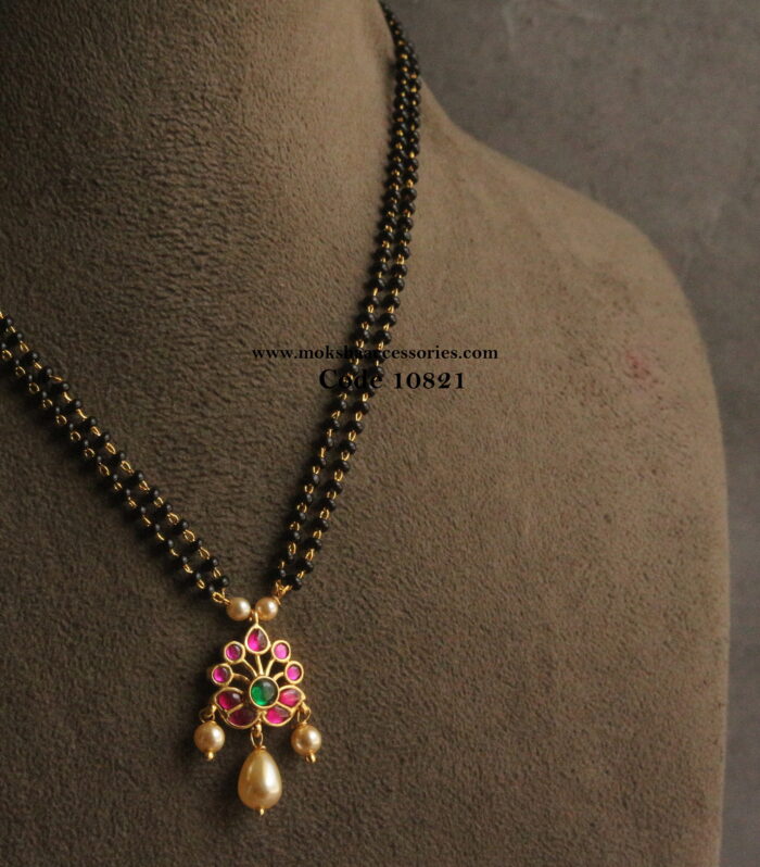 Jadaukundan pendant with black beads