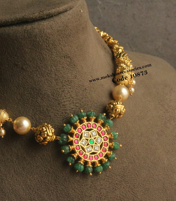 Jadaukundan pendant with hasli and sarvoski pearls