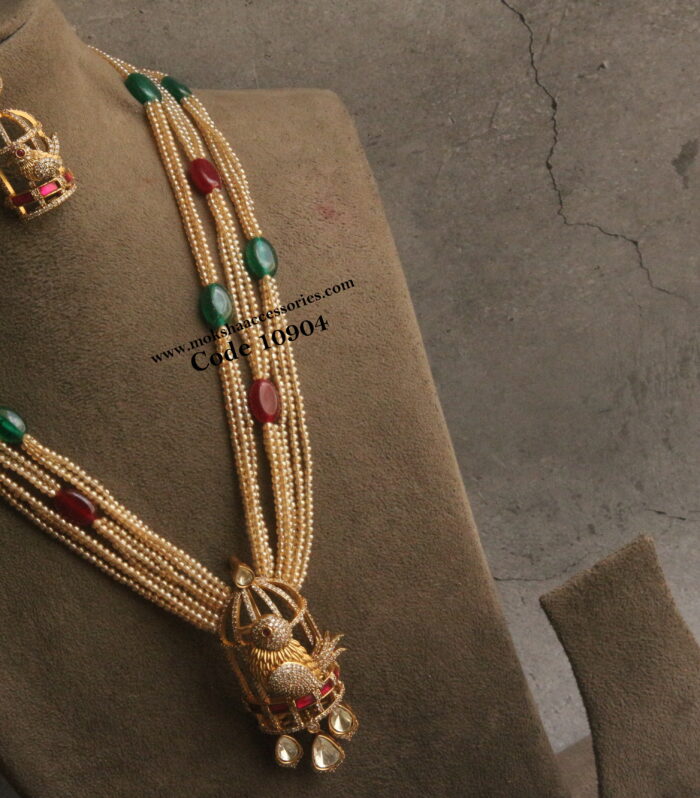 Mozonite stone bird pendant set with onyx beads
