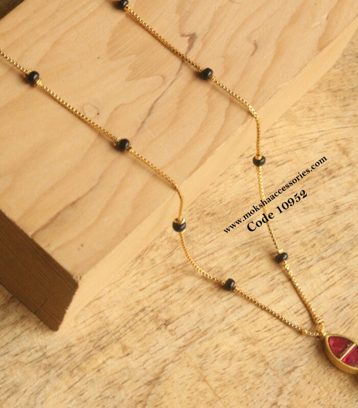 Jadaukundan pendant with gold chain and black beads