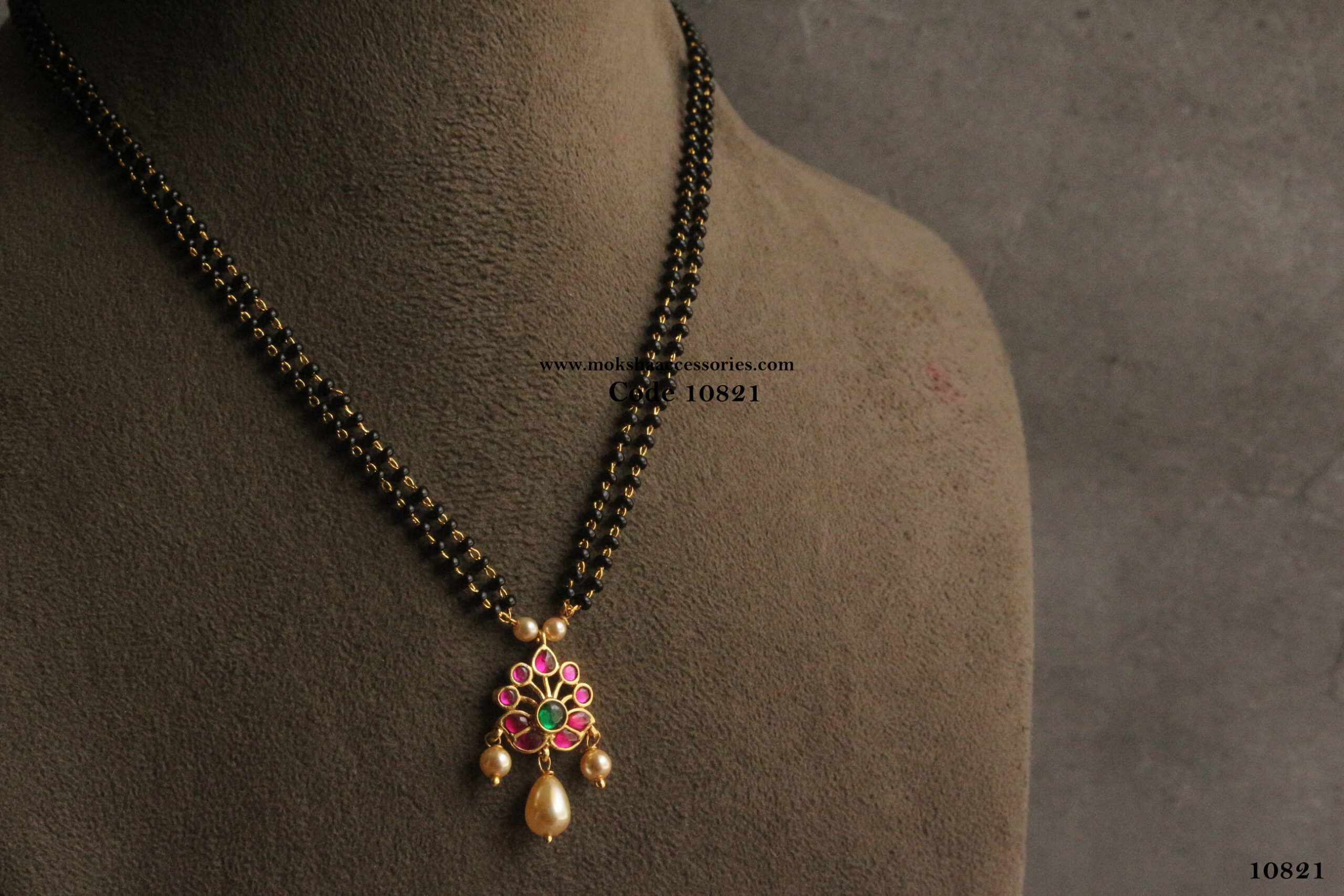 10821-scaled-1.jpg Jadaukundan Pendant with Black Beads - Image 1