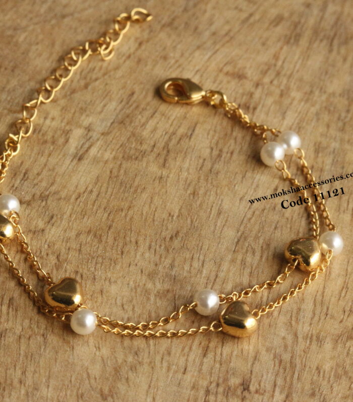 Bracelet with gold hearts and pearls with adjustable rings