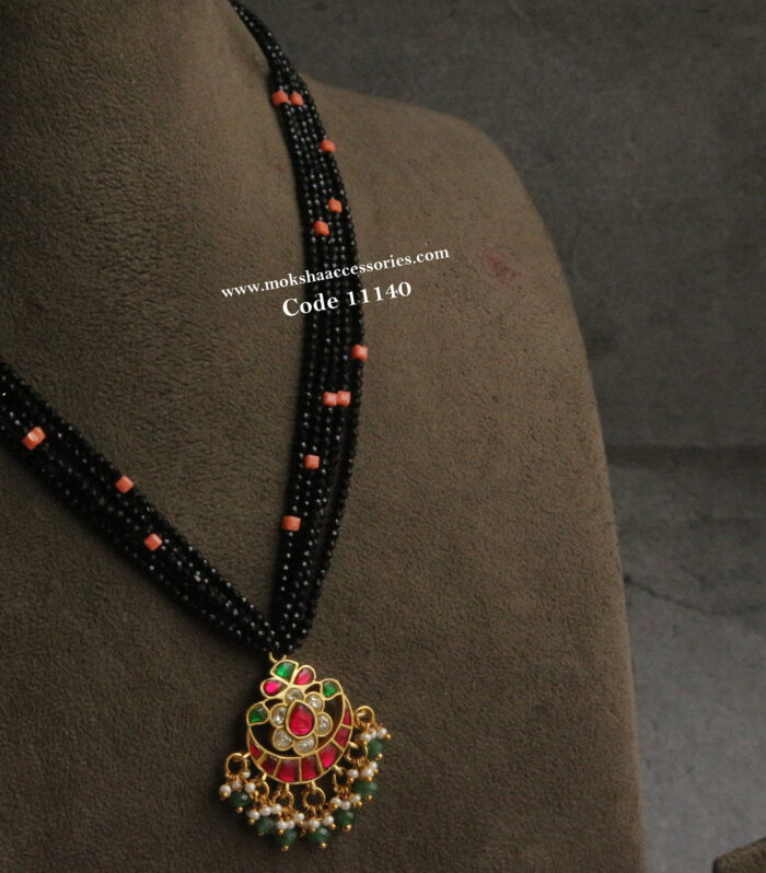Jadaukundan pendant with black beads and coral square beads