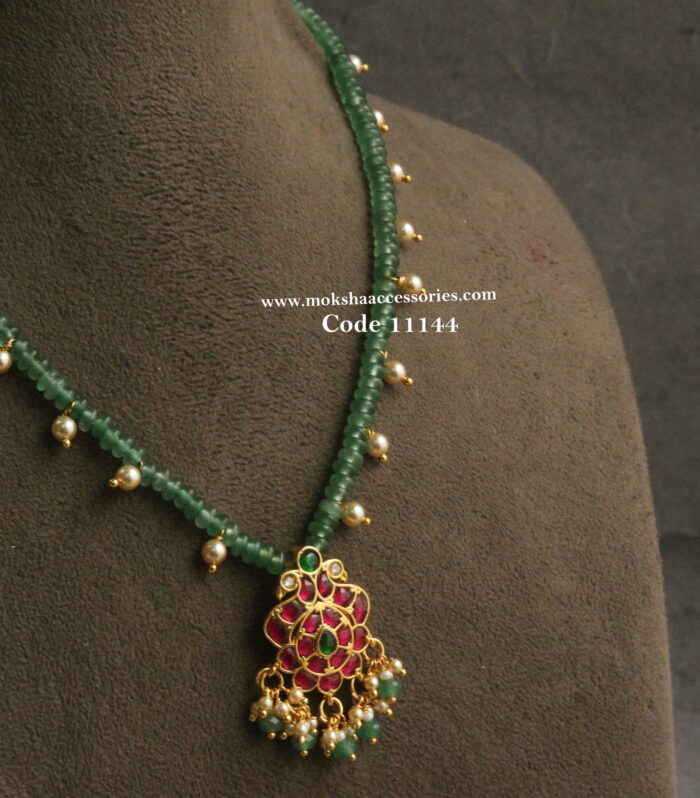 Jadaukundan pendant with emerald beads and sarvoski pearls