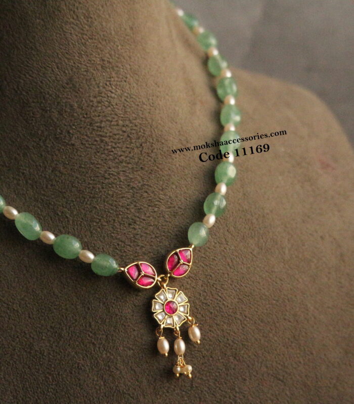 Jadaukundan pendant with strawbery beads and rice pearls