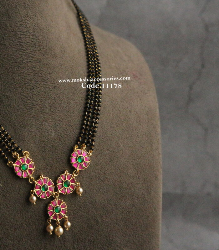 Jadaukundan pendant with black beads